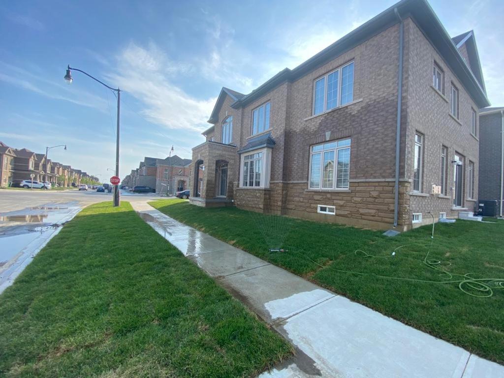 Villa 537 Veterans Dr Brampton On L7A 0C4 Extérieur photo