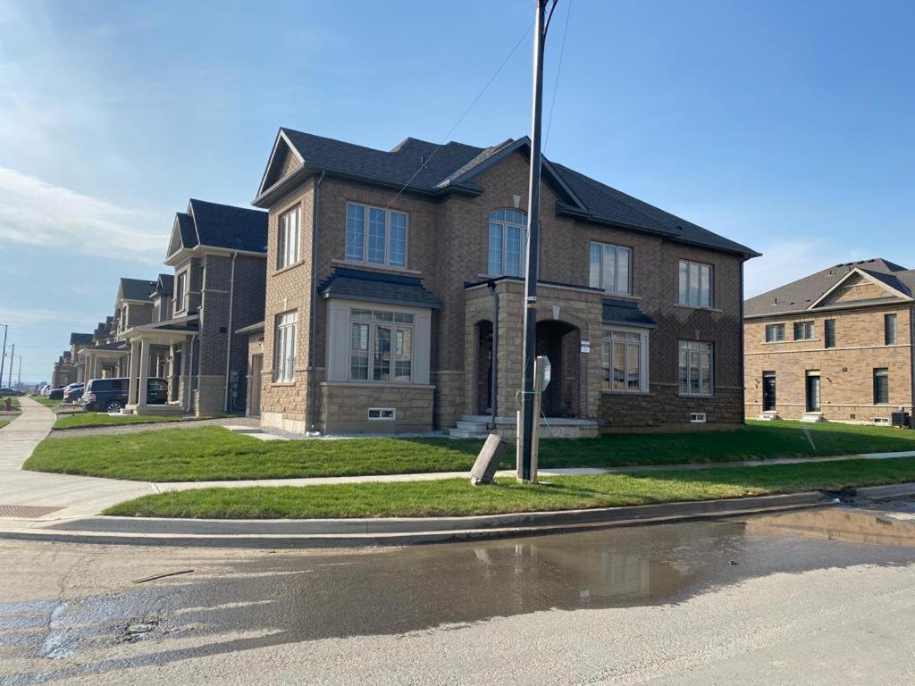 Villa 537 Veterans Dr Brampton On L7A 0C4 Extérieur photo