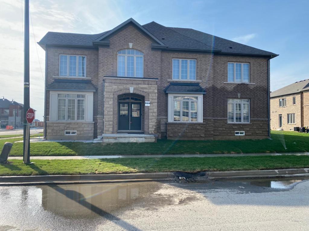Villa 537 Veterans Dr Brampton On L7A 0C4 Extérieur photo